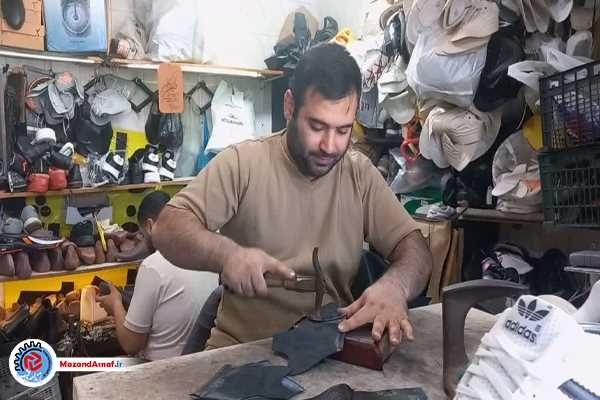 این جوان با عشق کفش می‌دوزد!